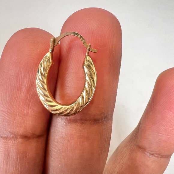 14K Yellow Gold Hollow Puff Earrings Shrimp Hoop Earrings . - Picture 6 of 7